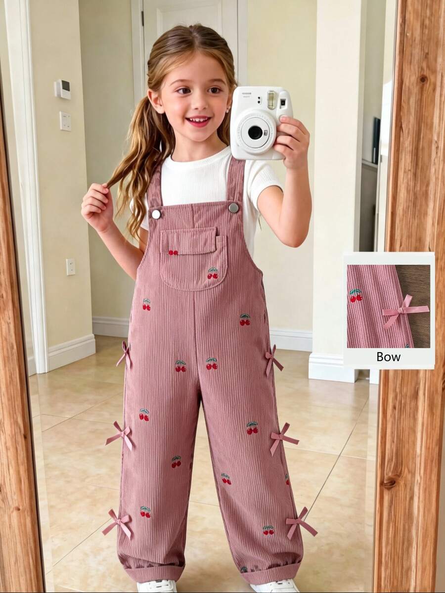 SHEIN Playful Pals 可愛風格休閒吊帶褲,適合4-7歲小女孩,春秋冬季穿著,深粉色櫻桃圖案配粉色蝴蝶結裝飾,寬鬆直筒版型,柔軟舒適面料,適合日常穿著、上學、通勤、外出、度假、派對等多種場合的時尚單品 - 粉色 - 查看 1