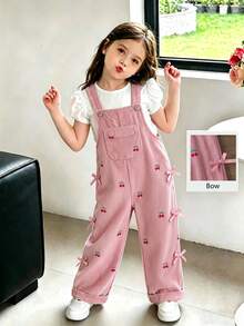 SHEIN Playful Pals 可愛風格休閒吊帶褲，適合4-7歲小女孩，春秋冬季穿著，深粉色櫻桃圖案配粉色蝴蝶結裝飾，寬鬆直筒版型，柔軟舒適面料，適合日常穿著、上學、通勤、外出、度假、派對等多種場合的時尚單品 - 粉色 - 查看 3