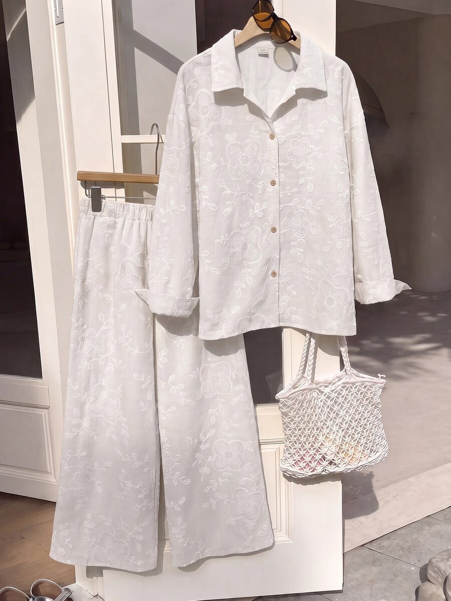 SHEIN 女童白色紋理仿刺繡兩件套,領口印花長袖襯衫搭配同布料鬆緊腰寬腿褲,親膚面料,休閒隨性風格,春/秋日常街頭通勤穿搭,小眾設計極簡套裝 - 白色 - 查看 1