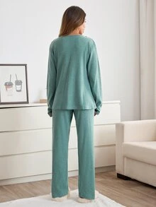 SHEIN طقم ملابس منزلية مريح للنساء من قطعتين، بلوزة مخططة من قماش محبوك مضلع وناعم مع تطريز لطيف على شكل باندا وحروف، بياقة دائرية وأكمام طويلة، وبنطال طويل - أخضر - مشاهدة 3
