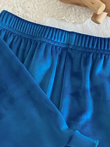 SHEIN 3件組秋冬女童幼兒居家服，韓系甜美風深藍色銀狐毛絨睡衣，附可愛蝴蝶結口袋、刺繡荷葉邊袖口與下擺，休閒簡約開襟長袖上衣、長褲與髮帶套裝 - 藍色 - 查看 8