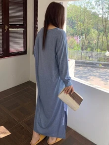 Dazy Plus 字母圖案開衩下擺寬鬆長版大尺碼女款睡裙家居服洋裝 春夏 - 霧霾藍 - 查看 2