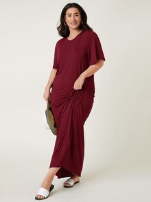 SHEIN BASICS 大尺碼純色T恤洋裝 女款夏季洋裝 女款夏季穿搭 優雅寬鬆洋裝 度假婚禮賓客穿搭 酒紅色 - 酒紅色 - 查看 5