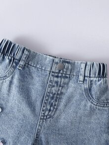 SHEIN 女童牛仔套裝，春秋新款，甜美休閒風，淺藍色水洗牛仔，經典翻領牛仔外套，搭配鬆緊腰直筒牛仔褲，淺藍色+桃紅色對比色毛邊十字拼接設計，結合雪花洗水工藝，寬鬆版型，柔軟舒適面料，春秋新款女童牛仔套裝 - 淺色水洗藍 - 查看 7