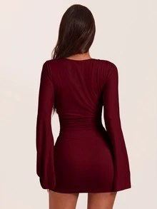 SHEIN BAE 春/秋季 奶油杏仁色 深V領喇叭袖 抽褶腰身 緊身迷你洋裝 極簡性感修身貼身女款短裙，適合日常外出、浪漫約會、酒吧夜店、海邊旅行、與好友下午茶 - 酒紅色 - 查看 2