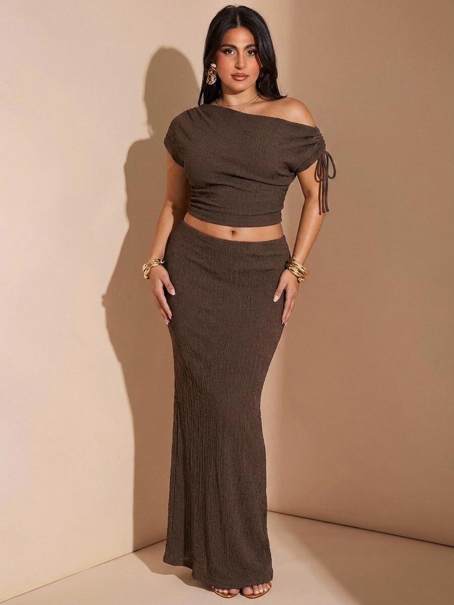 SHEIN BAE 休閒紋理布料大尺碼女款棕色不對稱肩抽繩設計上衣與裙子兩件套 - 咖啡棕 - 查看 1