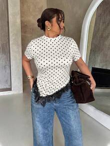 Firerie 女款極簡優雅休閒度假通勤修身T恤上衣，黑色短袖收腰不對稱下擺蕾絲飾邊，適合度假、海灘、假日穿搭 - 黑與白 - 查看 2