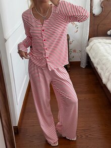 SHEIN Setelan Piyama 2 Potong Wanita dengan Kancing Depan Leher V, Atasan Lengan Panjang Motif Garis Minimalis Modis dan Celana Panjang - Burgundy - View 3
