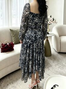 Modelyn Gaun Ukuran Plus dengan Desain Elegan, Seksi, dan Romantis, Potongan Ramping, dan Bahan Jala Motif Leopard - MultiWarna - View 3