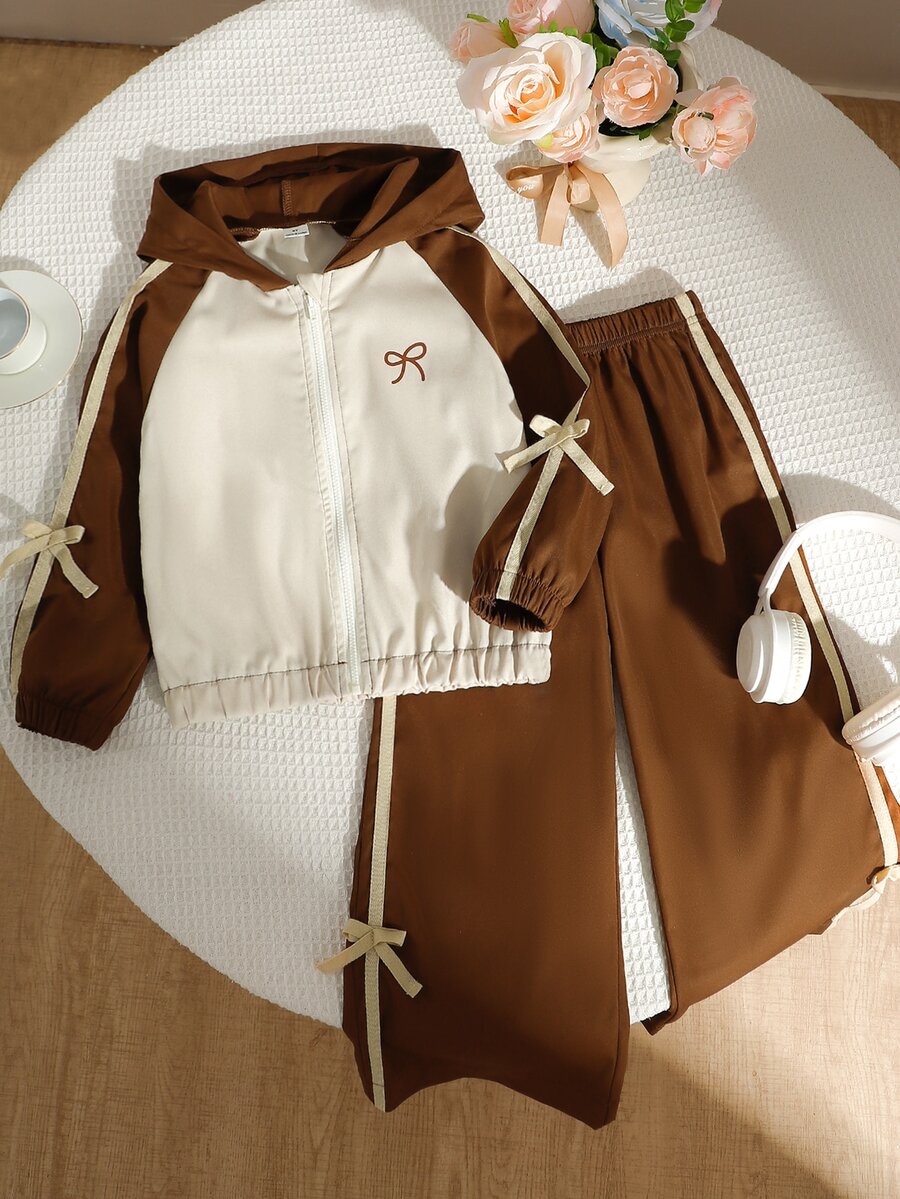 SHEIN 女童2件套 常規厚度梭織休閒百搭配色連帽落肩前開拉鍊運動外套,搭配寬鬆寬腿長褲,蝴蝶結印花裝飾、粉色梭織織帶飾邊、手工3D蝴蝶結,適合休閒運動與日常活動 - 棕色 - 查看 1