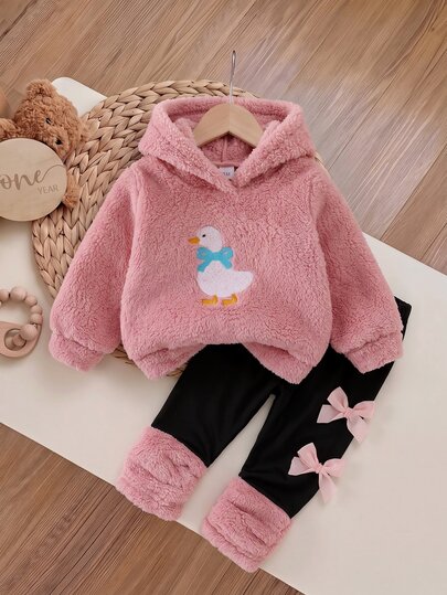 SHEIN Playful Pals 2pcs/Set Baby Girls Winter New Outfit, Fuzzy Lotus Pink Little Duck Embroidery Long Sleeve Hooded Sweatshirt With Bow Decor, Slim Fit Long Pants With Fuzzy Hem, Colorblock Minimalist Stylish Versatile Cute Casual School Cold-Proof Set