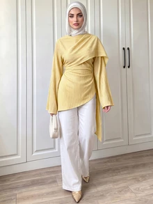 Elenzga 深棕色女款抓褶裹身式上衣，不對稱下擺與超長喇叭袖設計，休閒上衣，適合通勤、購物與約會 - 淡黃色 - 查看 5