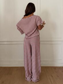Siren Gaze 女款條紋不對稱領短袖T恤與長褲休閒兩件套 - 酒紅色 - 查看 7