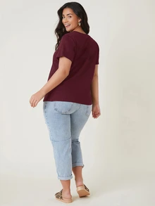 SHEIN BASICS 大尺碼女款純色V領休閒日常穿著T恤 - 酒紅色 - 查看 2
