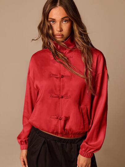 Athîral Chaqueta casual de mujer de satén rojo con hombros caídos, manga larga y diseño de botones de rana para otoño, salidas, chaqueta casual, chaqueta roja