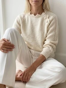 Omancia 女款純色圓領蕾絲飾邊斜排扣鏤空針織上衣，落肩燈籠袖，通勤內搭外穿，甜美文藝風針織上衣 - 杏色 - 查看 4
