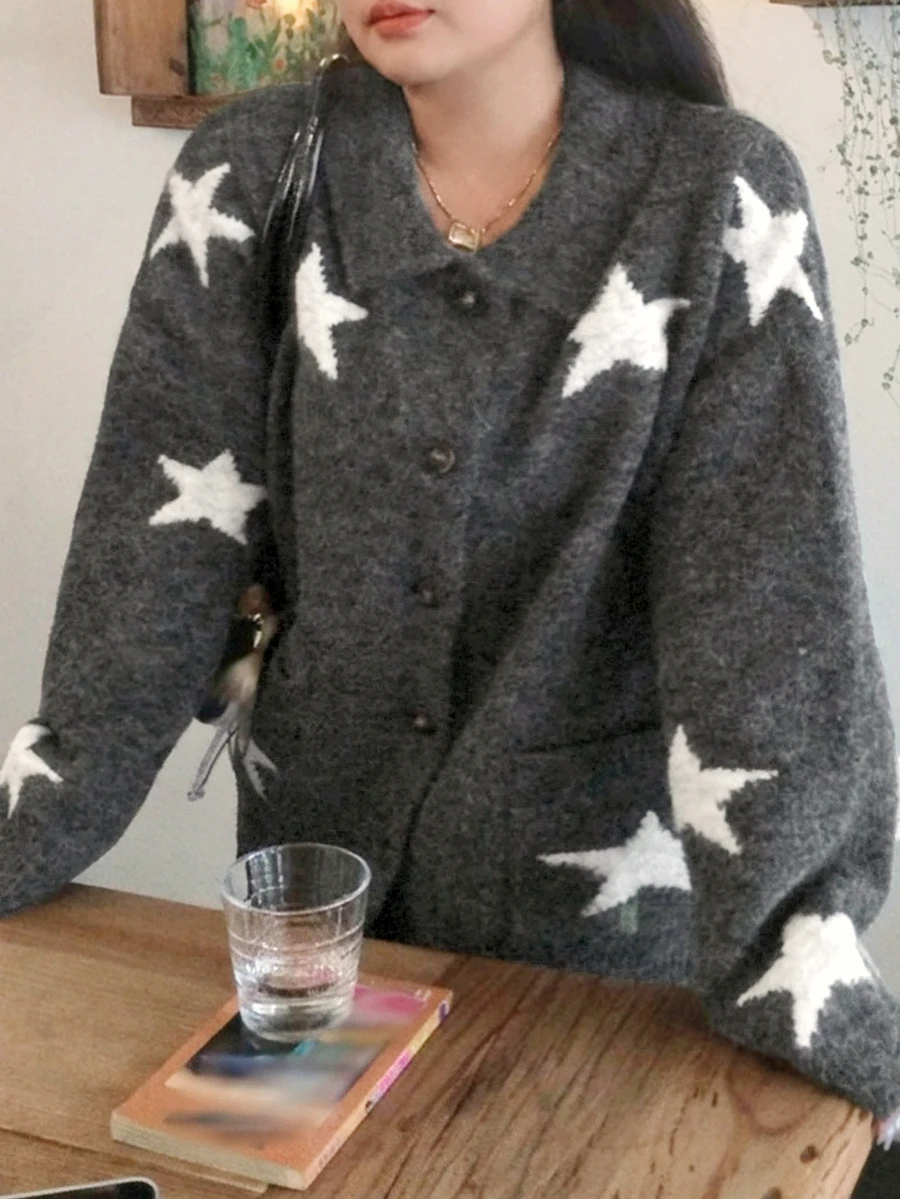 Dazy Plus 韓系女款休閒秋冬新款領口撞色五角星提花拼接長袖開襟針織衫 - 深灰色 - 查看 1