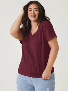 SHEIN BASICS 大尺碼女款純色V領休閒日常穿著T恤 - 酒紅色 - 查看 4