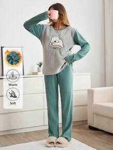 SHEIN طقم ملابس منزلية مريح للنساء من قطعتين، بلوزة مخططة من قماش محبوك مضلع وناعم مع تطريز لطيف على شكل باندا وحروف، بياقة دائرية وأكمام طويلة، وبنطال طويل - أخضر - مشاهدة 4