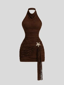 Sweetra Gaun Mini Pensil Cokelat Elegan dan Manis untuk Wanita, Model Baru dengan Detail Renda, Leher Berlipat, Punggung Terbuka, Rumbai, Gesper Logam, dan Pinggang yang Dikencangkan. - Hitam - View 3