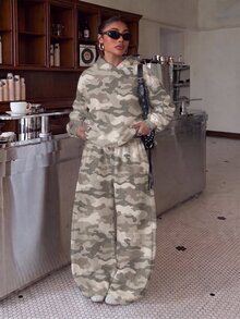 SHEIN 美式街頭 Y2K 灰色迷彩滿版印花女款青少年休閒舒適加厚寬鬆連帽衛衣與寬鬆運動長褲套裝，適合秋冬日常、度假、外出、校園、運動、街頭休閒，秋冬新品，隨性時尚 - 彩色 - 查看 3