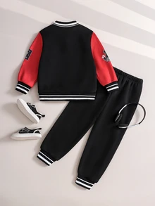 SHEIN Genkimix Kids 小男孩兩件套，黑色針織上衣配紅色袖子，大圖案印花，搭配運動長褲，羅紋領口、袖口、下擺與褲腳，彈性舒適，休閒簡約風，適合春秋日常穿著、運動、上學與旅行 - 黑色 - 查看 2