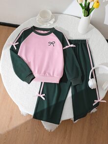 SHEIN 熱銷新款女童 4-7 歲紫色蝴蝶結運動衫套裝，2025 秋季 INS 風格運動休閒 2 件式運動衫與運動長褲套裝，可愛 - 綠色 - 查看 6
