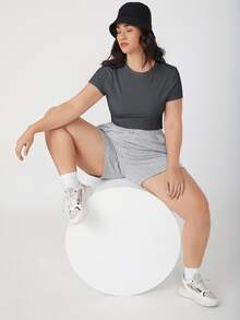 SHEIN BASICS 大尺碼純色修身T恤女款夏季上衣 夏日穿搭 - 深灰色 - 查看 4
