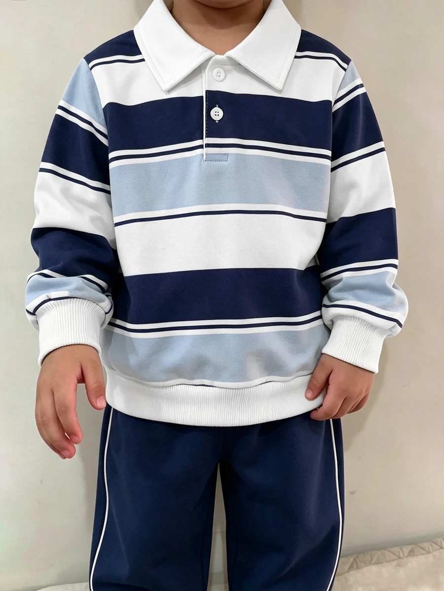 SHEIN 男童休閒條紋印花POLO領長袖衛衣，休閒學院風POLO衫，長袖半開襟前扣設計，可愛圖案，柔軟舒適面料，適合秋冬穿著，適合男童日常穿搭 - 彩色 - 查看 1