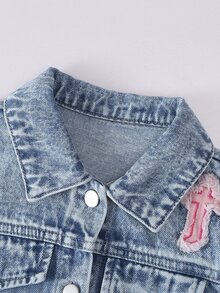 SHEIN 女童牛仔套裝，春秋新款，甜美休閒風，淺藍色水洗牛仔，經典翻領牛仔外套，搭配鬆緊腰直筒牛仔褲，淺藍色+桃紅色對比色毛邊十字拼接設計，結合雪花洗水工藝，寬鬆版型，柔軟舒適面料，春秋新款女童牛仔套裝 - 淺色水洗藍 - 查看 3