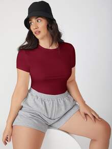 SHEIN BASICS 大尺碼純色修身T恤女款夏季上衣套裝 - 酒紅色 - 查看 1