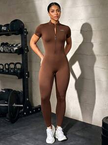 Solea Cove Bộ jumpsuit thể thao nữ tay ngắn in chữ, khóa kéo trước - Cà phê nâu - Xem 6