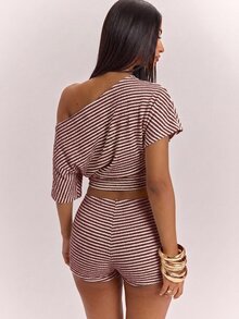 SHEIN BAE 休閒極簡風酒紅色條紋女款不對稱領上衣與短褲兩件套 - 酒紅色 - 查看 2