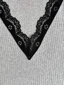 SHEIN طقم بيجامة كاجوال للاسترخاء من قطن محبوك مضلع رمادي، قطعتان: تي شيرت نوم بأكمام طويلة مع دانتيل متباين + بنطال طويل - رمادي - مشاهدة 5