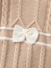 SHEIN Vintaside Kids 新生兒嬰兒針織連身衣，女嬰長袖套頭開襟羅馬式連身褲附足套褲，秋冬季節，杏色淺色，百搭日常穿著，麻花繩編織設計，時尚潮流，對比粉色蝴蝶結設計，優雅淑女風，可愛 - 卡其色 - 查看 3