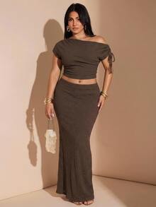 SHEIN BAE 休閒紋理布料大尺碼女款棕色不對稱肩抽繩設計上衣與裙子兩件套 - 咖啡棕 - 查看 4