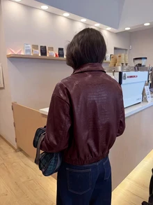Aloruh 女款優雅休閒通勤老錢風酒紅色PU皮革夾克，長袖極簡外套，適合秋冬 - 酒紅色 - 查看 2