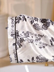 LuxeNights Set Celana Piyama Kancing Kerah Sutra Buatan Motif Bunga - Hitam - View 6
