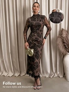 Lavishia 女款黑色與咖啡色抽象印花修身長袖高領洋裝 - 咖啡棕 - 查看 1