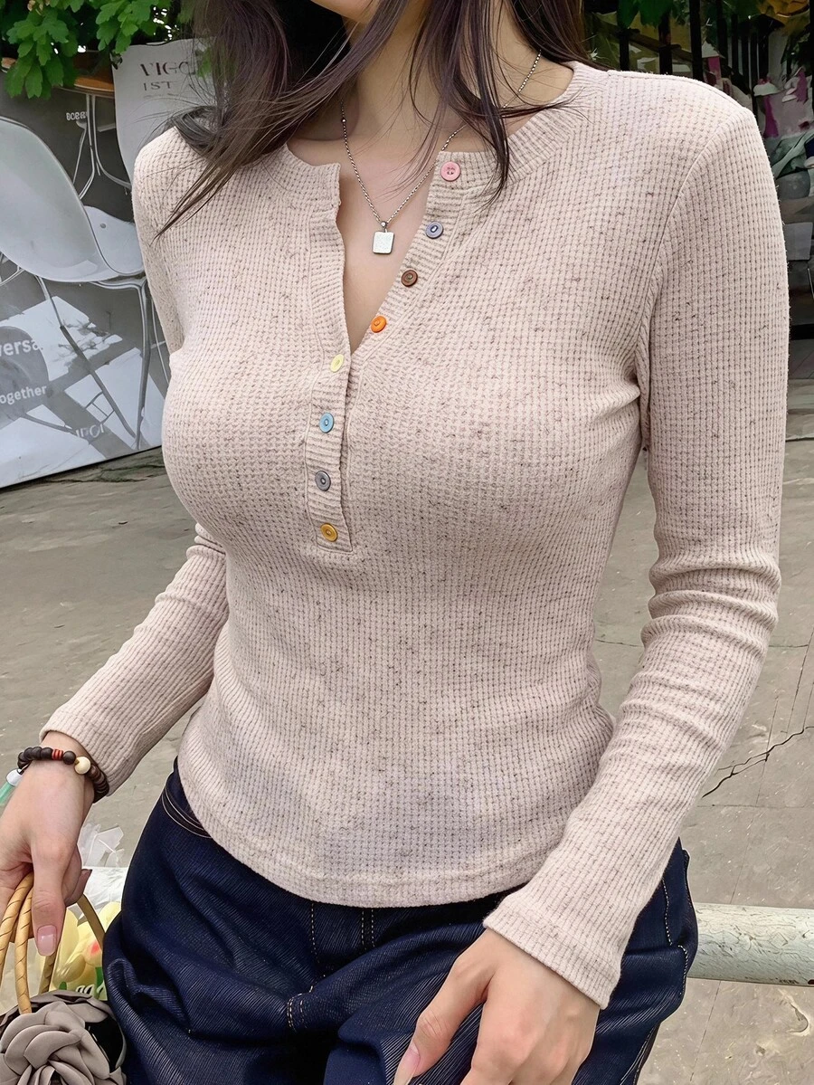 DAZY 春夏秋奶油黃彩虹彩色鈕扣裝飾修身長袖女款T恤 - 淺粉色 - 查看 1