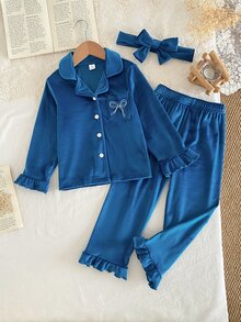 SHEIN 3件組秋冬女童幼兒居家服，韓系甜美風深藍色銀狐毛絨睡衣，附可愛蝴蝶結口袋、刺繡荷葉邊袖口與下擺，休閒簡約開襟長袖上衣、長褲與髮帶套裝 - 藍色 - 查看 1