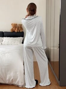Napfluff طقم بيجامة نسائي بقمة ذات أكمام طويلة وياقة بيتر بان مضلعة مزينة بكشكشة على شكل قلب وأزرار مفردة وبنطال، تصميم أنيق ومريح بتفاصيل دقيقة، ملابس الخريف/الشتاء - أبيض - مشاهدة 2