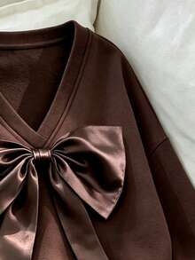 SHEIN EZwear 深棕色寬鬆V領緞面誇張蝴蝶結可愛優雅休閒秋冬女款衛衣早午餐穿搭 - 咖啡棕 - 查看 3