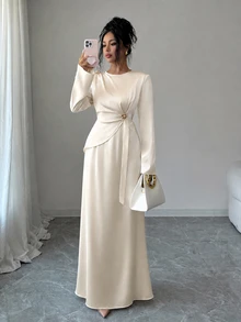 Elenzga 優雅緞面不對稱單肩花卉裝飾收腰修身長袖洋裝，白色與酒紅配色，適合婚禮、雞尾酒會、秋季派對 - 米色 - 查看 5