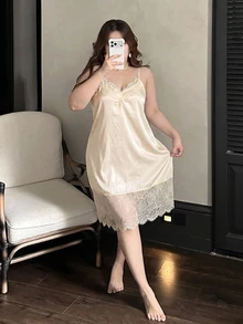 Dazy Plus 大尺碼女款素色優雅蕾絲拼接細肩帶睡裙 - 杏色 - 查看 2
