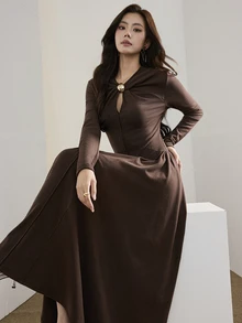 Heiryn Gaun Elegan Lengan Panjang Warna Polos dengan Dekorasi Logam untuk Wanita - Coklat - View 7