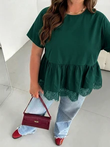 SHEIN Essnce 大尺碼女款春夏時尚休閒寬鬆涼爽舒適日常百搭顯瘦黑色蕾絲飾邊下擺短袖娃娃衫，外出上衣，極簡風蕾絲飾邊黑色上衣，夏季襯衫 - 墨綠色 - 查看 4