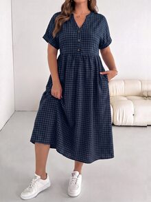 SHEIN Essnce 大尺碼女款春夏時尚休閒寬鬆舒適日常百搭顯瘦粉色格紋V領短袖中長洋裝，附口袋，度假洋裝，夏季粉色洋裝，大尺碼可愛服飾，極簡風，亮色洋裝 - 藍色 - 查看 3