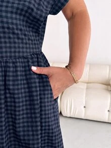 SHEIN Essnce 大尺碼女款春夏時尚休閒寬鬆舒適日常百搭顯瘦粉色格紋V領短袖中長洋裝，附口袋，度假洋裝，夏季粉色洋裝，大尺碼可愛服飾，極簡風，亮色洋裝 - 藍色 - 查看 5