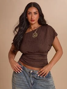 SHEIN BAE CURVE 大尺碼女款純色不對稱單肩蝙蝠袖抓皺修身T恤 - 咖啡棕 - 查看 2
